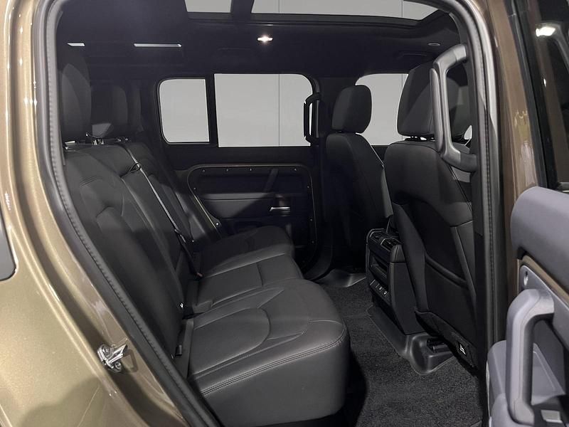 Używany Land Rover Defender SE Dynamic 249 KM (183 kW) 2024 Brązowy SUV