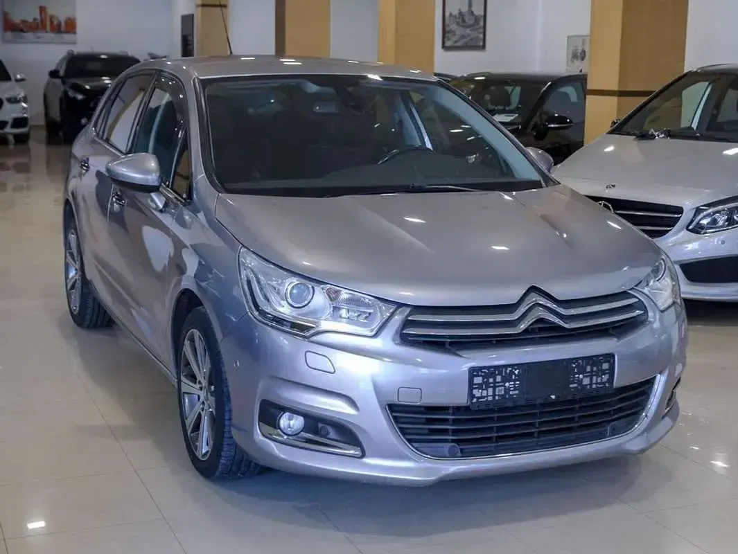 Usado Citroën C4 Shine 150 CV (110 kW) 2016 Gris / plata Berlina