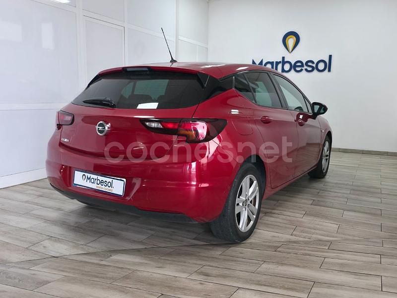 Usado Opel Astra Selective 110 CV (80 kW) 2020 Granate Berlina