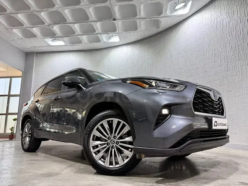 Usado Toyota Highlander Advance 246 CV (180 kW) 2022 Gris / plata SUV