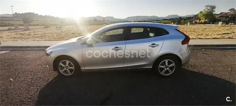 Usado Volvo V40 Momentum 150 CV (110 kW) 2016 Gris / plata Berlina