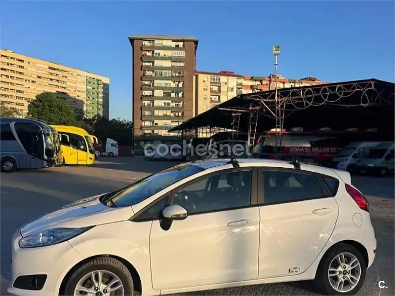 Usado Ford Fiesta Trend 82 CV (60 kW) 2016 Blanco Utilitario