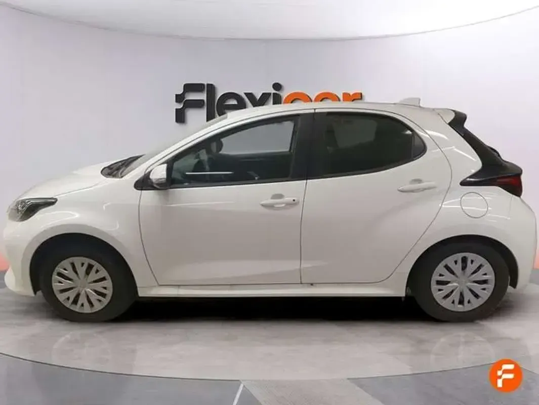 Usado Toyota Yaris Active 116 CV (85 kW) 2025 Blanco Utilitario
