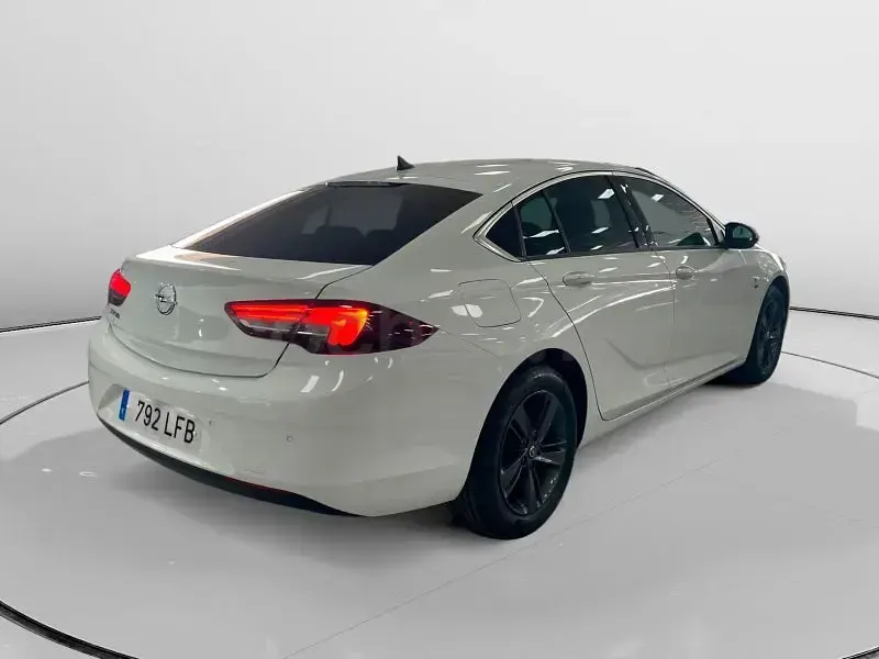 Usado Opel Insignia 140 CV (102 kW) 2020 Blanco Berlina