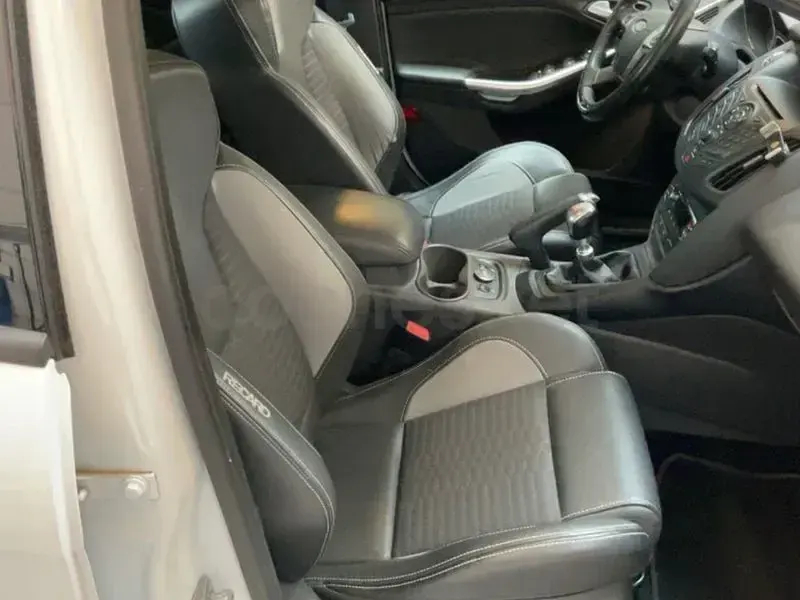 Usado Ford Focus ST 250 CV (183 kW) 2015 Blanco Berlina