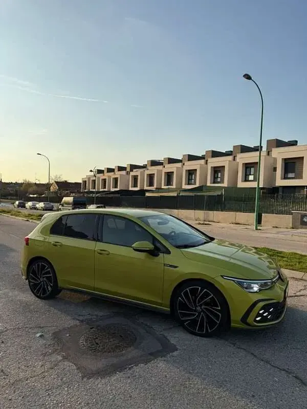 Usado VW Golf VIII R-line 150 CV (110 kW) 2022 Amarillo Utilitario