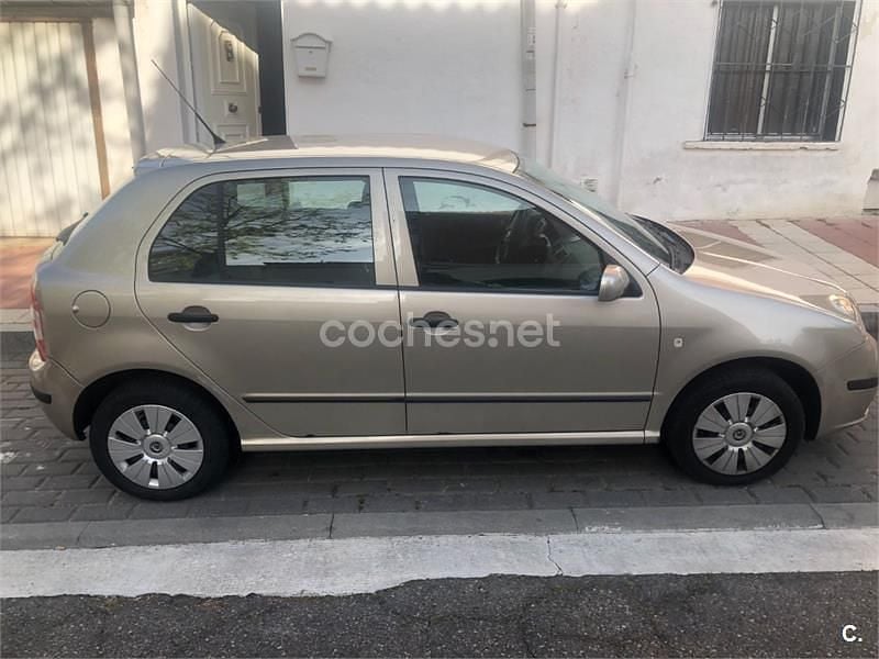 Usado Skoda Fabia 64 HP (47 kW) 2005 Bege Sedan