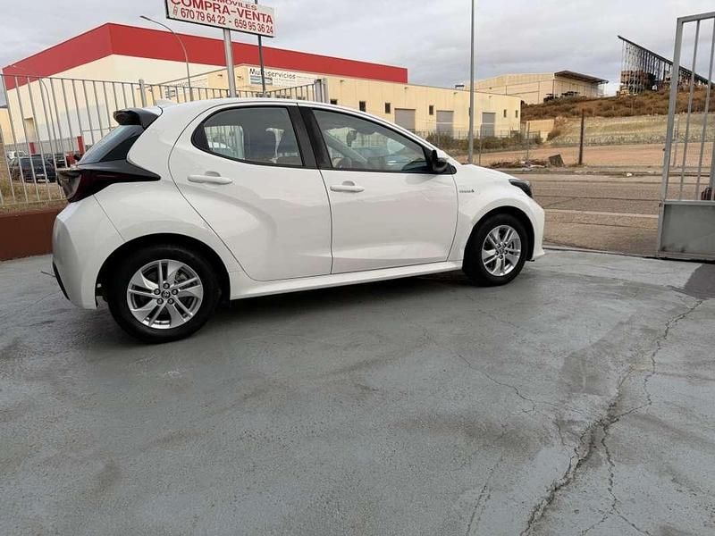 Usado Toyota Yaris Hybrid Plus 116 CV (85 kW) 2022 Blanco Utilitario