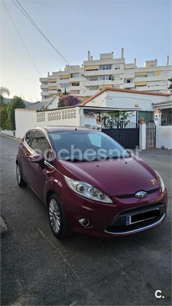 Granate Usado 2010 Ford Fiesta Titanium Utilitario | 5200 € (Precio justo) - Imagen 1/4