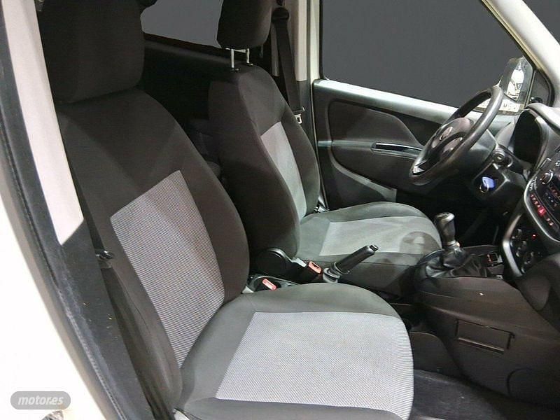 Usado Fiat Doblò 95 CV (69 kW) 2017 Blanco Monovolumen