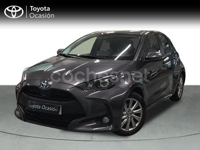 Gris / plata Usado 2024 Toyota Yaris Hybrid Active Berlina | 21.400 € (Precio justo) - Imagen 1/4