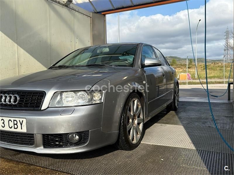 Usado Audi A4 131 CV (96 kW) 2002 Gris / plata Berlina