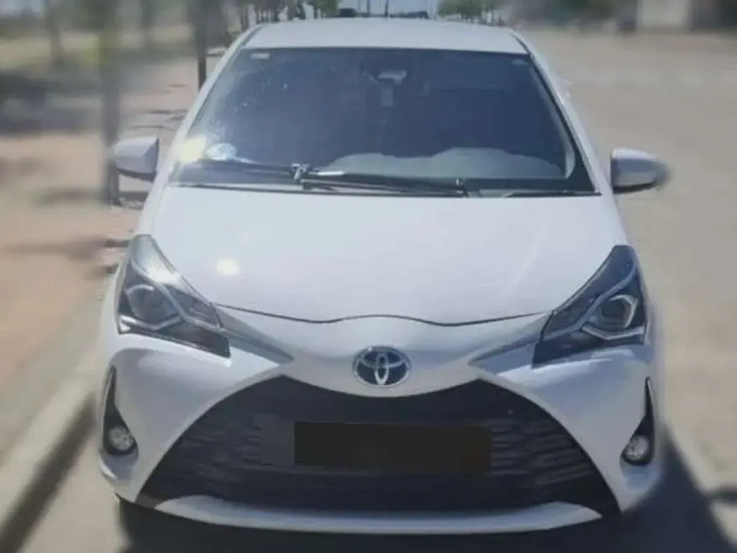 Usado Toyota Yaris Hybrid Active 73 CV (53 kW) 2018 Blanco Berlina
