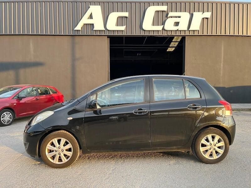 Usado Toyota Yaris Active 90 CV (66 kW) 2009 Negro Utilitario