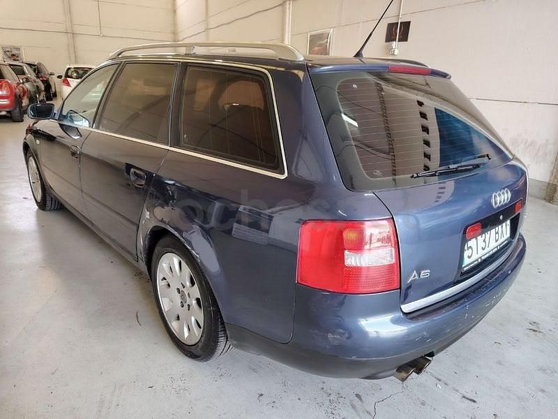 Usado Audi A6 Premium 170 CV (125 kW) 2002 Azul Familiar