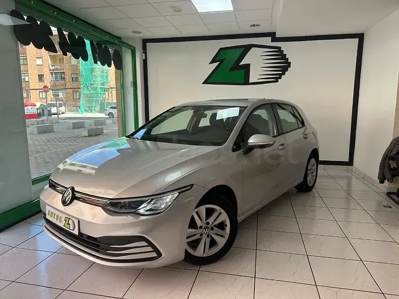 Usado VW Golf VIII Life 110 CV (80 kW) 2022 Gris / plata Berlina