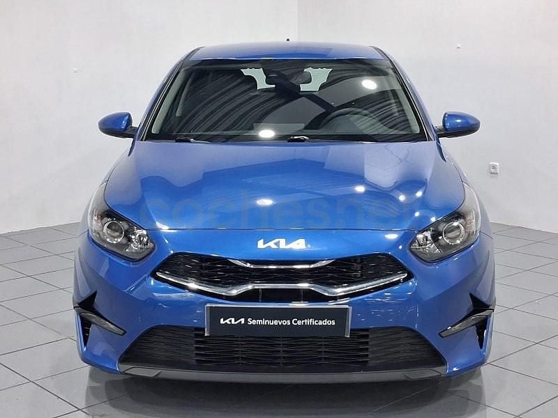 Käytetty Kia Ceed 100 HP (73 kW) 2022 Sininen Viistoperä