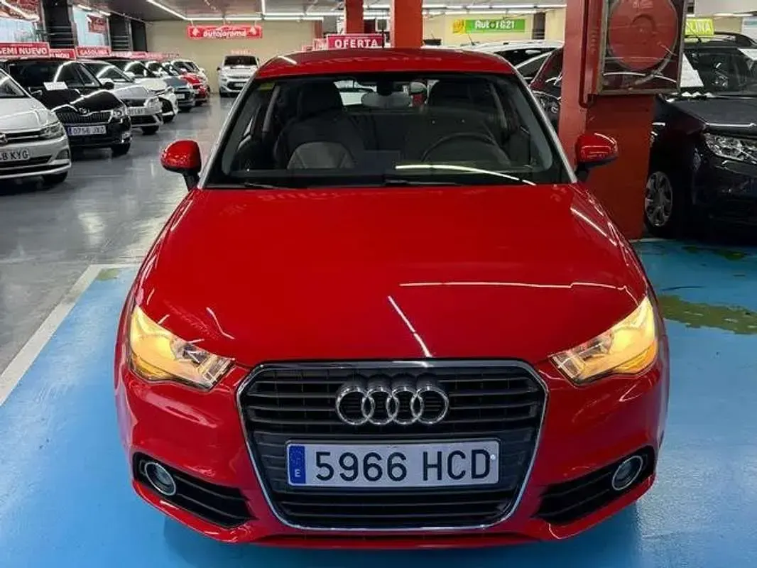 Usado Audi A1 Attraction 122 CV (89 kW) 2011 Rojo Utilitario