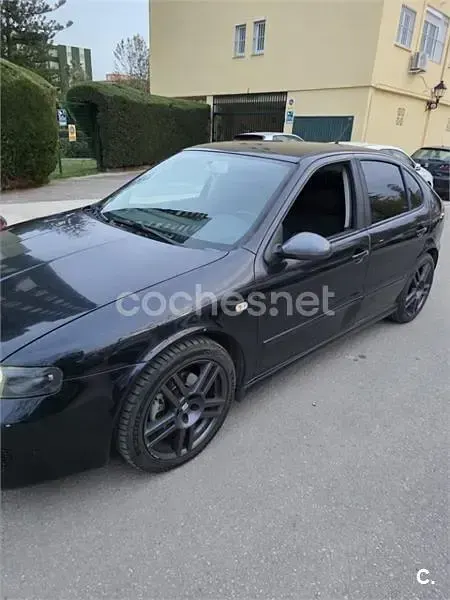 Usado Seat Leon Sport 130 CV (95 kW) 2005 Negro Utilitario