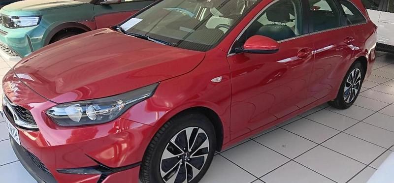 Usado Kia Ceed 101 CV (74 kW) 2025 Rojo Utilitario