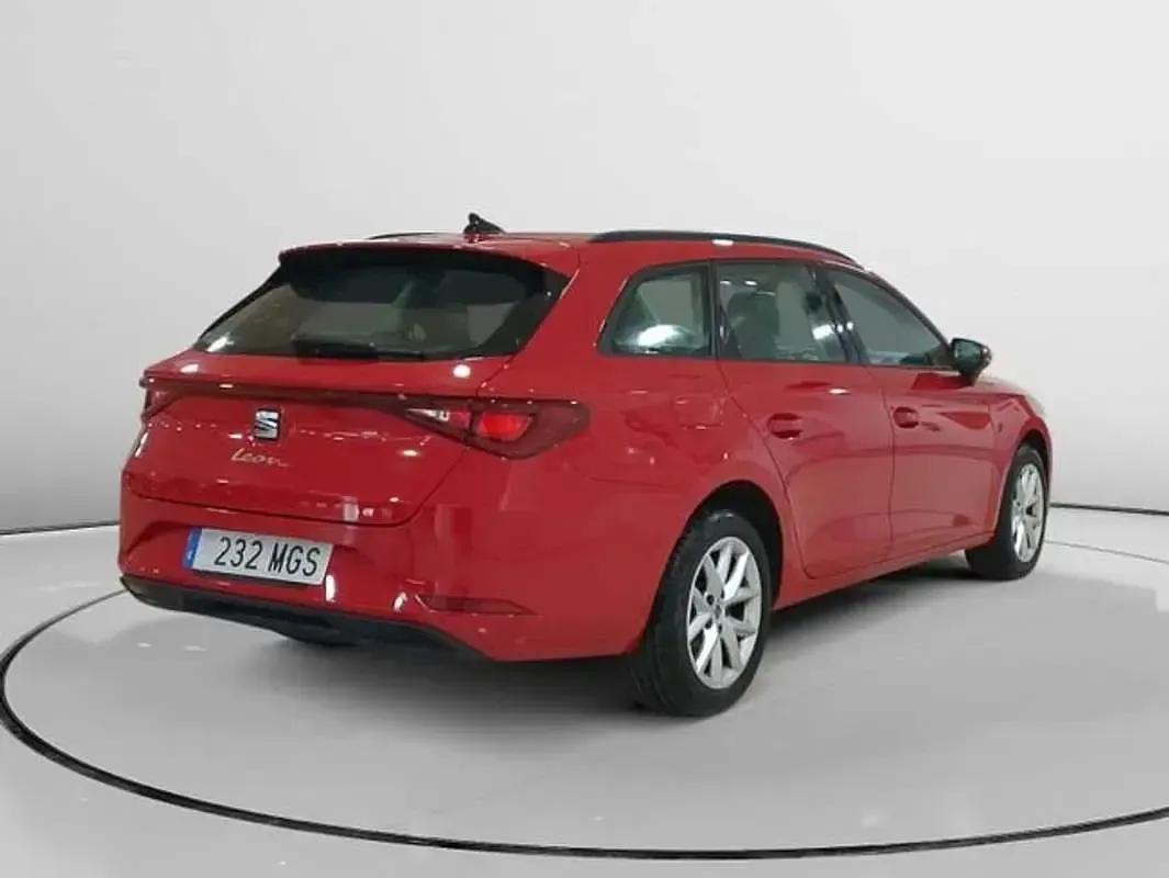 Usado Seat Leon Reference 117 CV (86 kW) 2022 Rojo Familiar