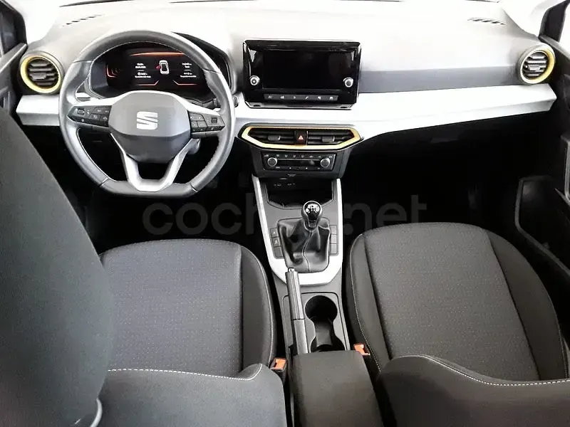 Usado Seat Arona Style 115 CV (84 kW) 2025 Gris / plata SUV