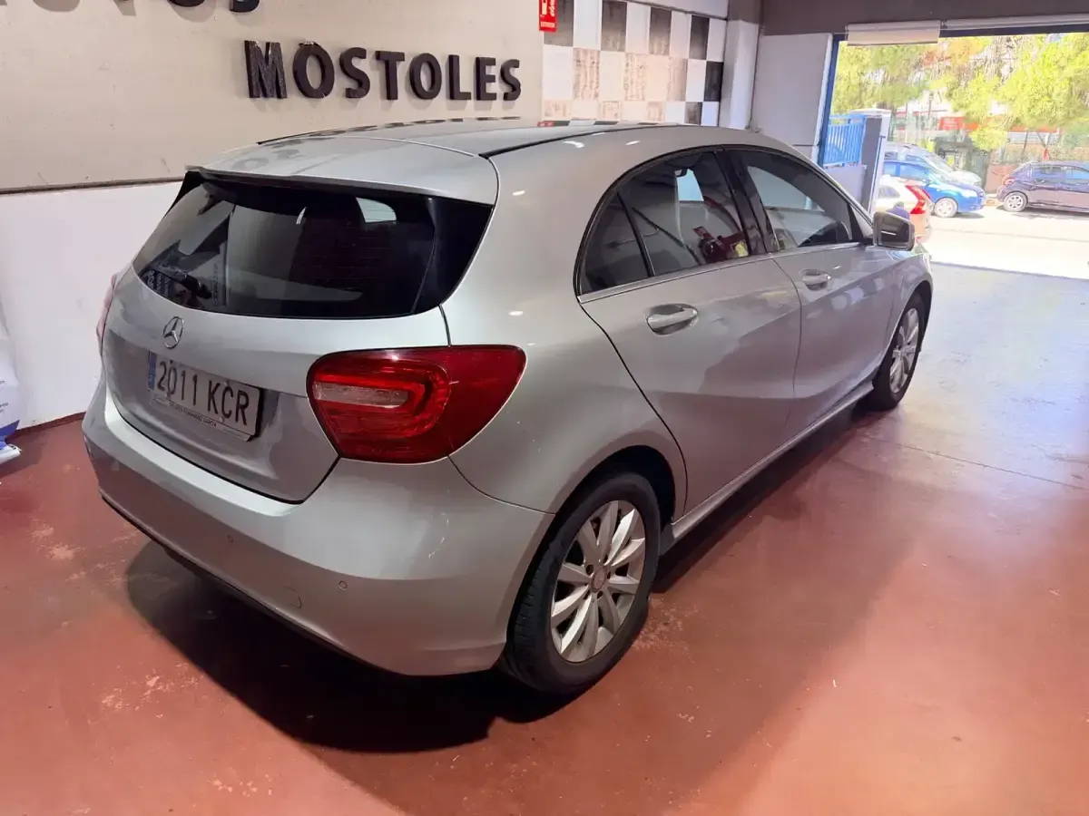 Usado Mercedes A180 109 CV (80 kW) 2015 Gris Utilitario