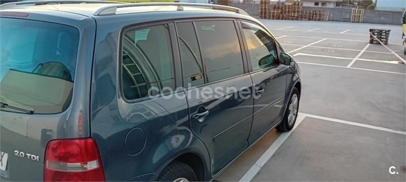 Usado VW Touran Highline 136 CV (100 kW) 2004 Gris / plata Monovolumen