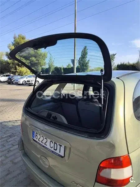 Usado Renault Scénic 110 CV (80 kW) 2003 Beige Monovolumen
