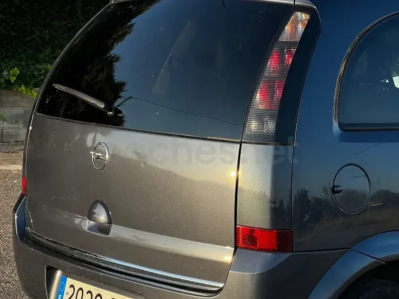 Usado Opel Meriva Enjoy 110 CV (80 kW) 2010 Gris / plata Monovolumen