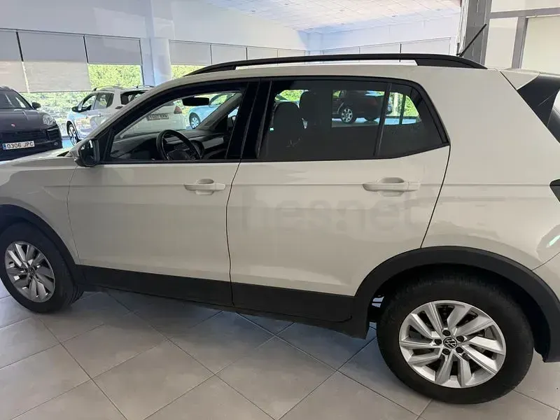 Usado VW T-Cross Advance 110 CV (80 kW) 2023 Gris / plata SUV