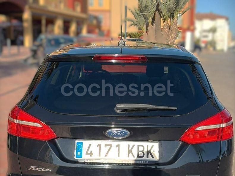 Usado Ford Focus Trend 125 CV (91 kW) 2017 Negro Familiar