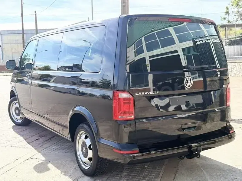 Usado VW Caravelle 204 CV (150 kW) 2017 Negro Van