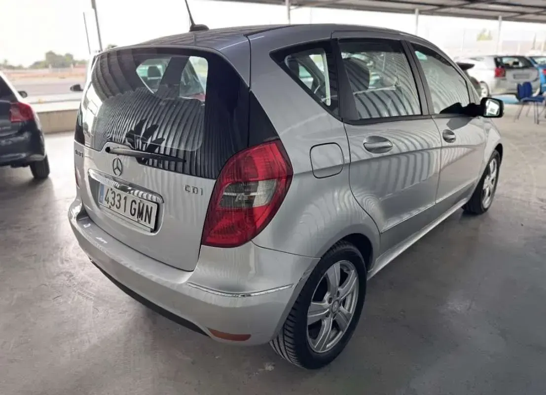Usado Mercedes A180 Avantgarde 109 CV (80 kW) 2010 Plateado Utilitario