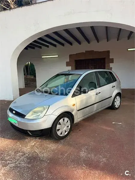 Usado Ford Fiesta Ambiente 70 CV (51 kW) 2002 Gris / plata Utilitario