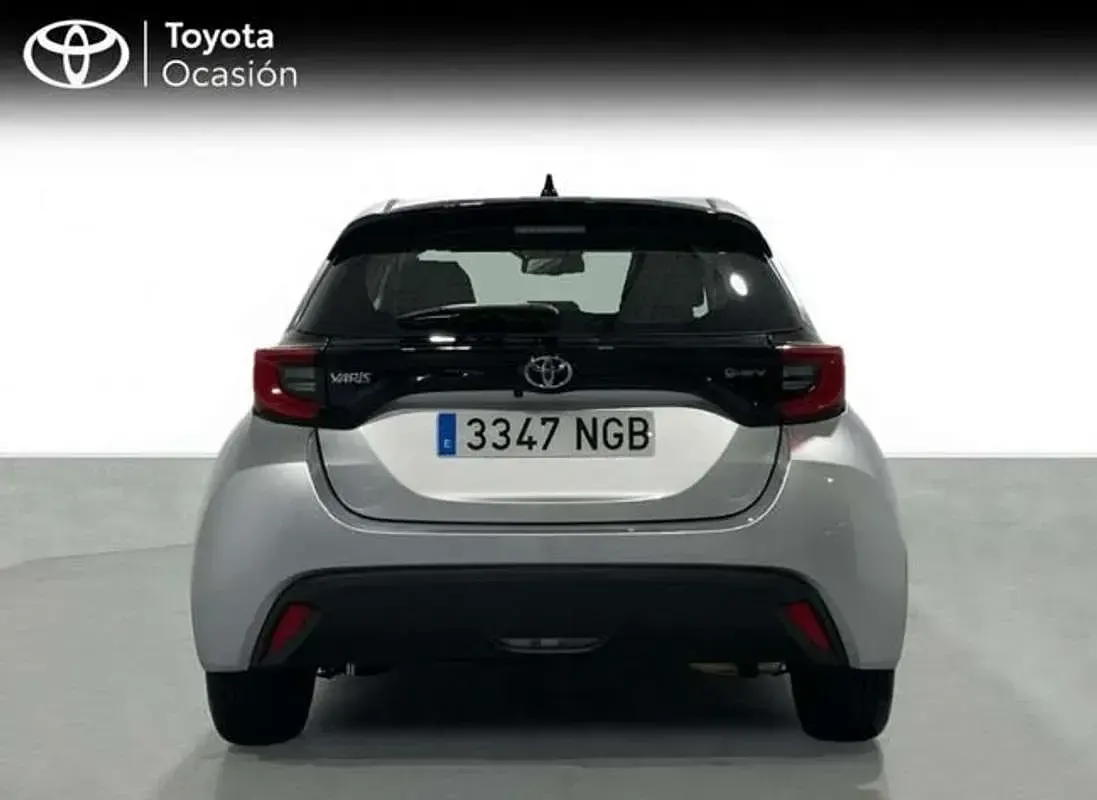 Usado Toyota Yaris Active 116 CV (85 kW) 2025 Gris Utilitario