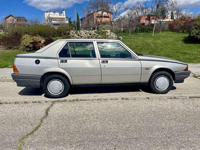 Usado Alfa Romeo 75 120 CV (88 kW) 1988 Gris / plata Berlina
