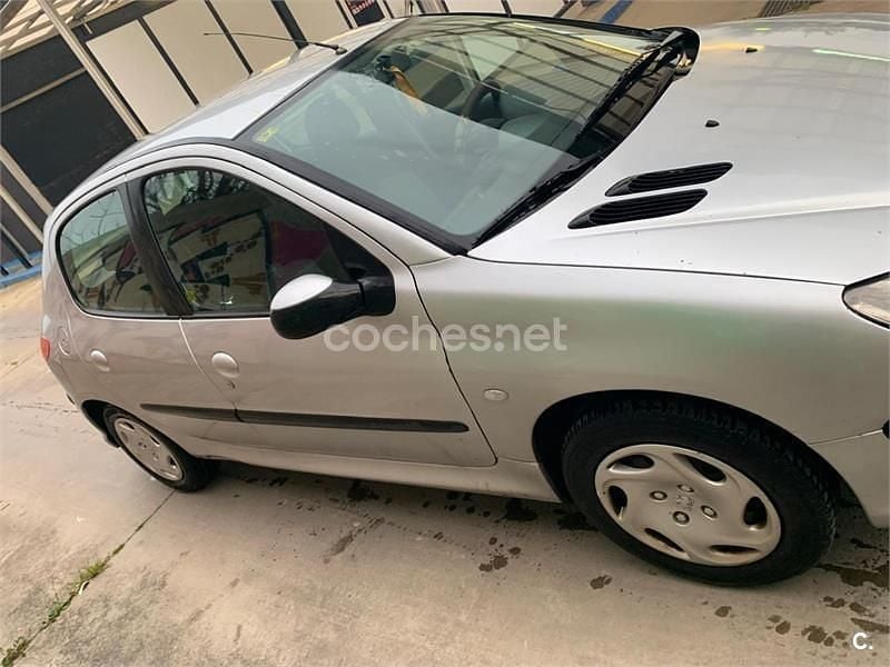 Usado Peugeot 206 70 CV (51 kW) 2003 Gris / plata Berlina