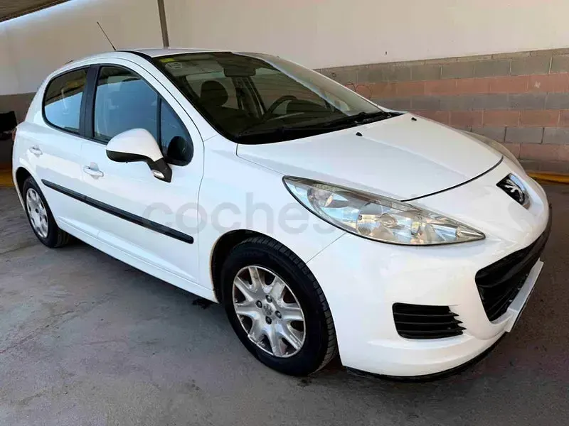 Usado Peugeot 207 70 CV (51 kW) 2010 Blanco Berlina