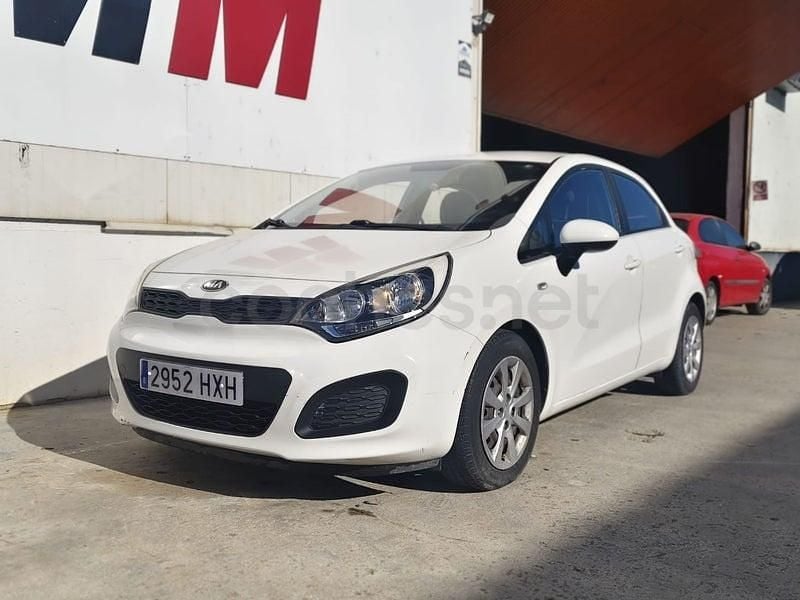 Usado Kia Rio 85 CV (62 kW) 2014 Blanco Berlina