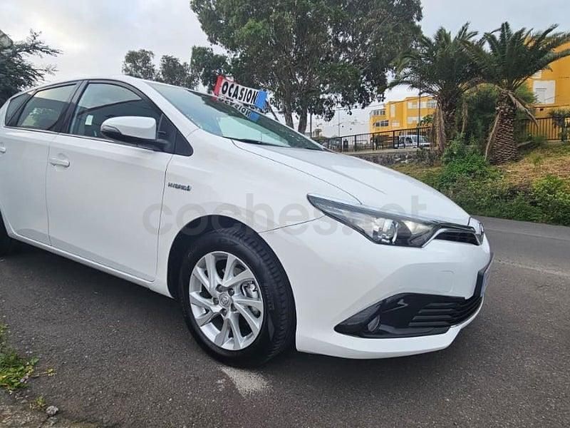 Usado Toyota Auris Hybrid Business Edition 136 CV (100 kW) 2018 Blanco Berlina