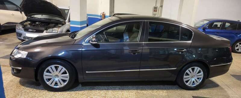 Marrón Usado 2007 VW Passat Highline Berlina | 6800 € (Un poco caro) - Imagen 1/4