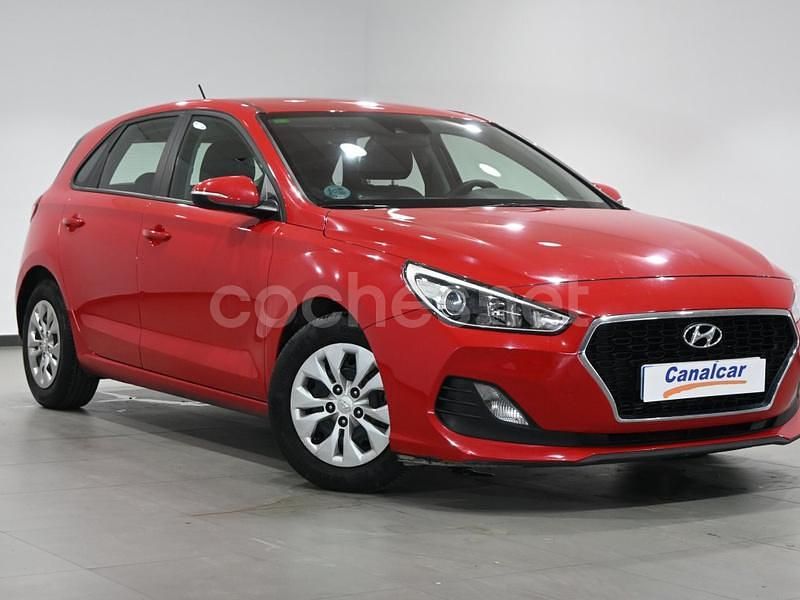 Usado Hyundai i30 120 CV (88 kW) 2019 Rojo Berlina