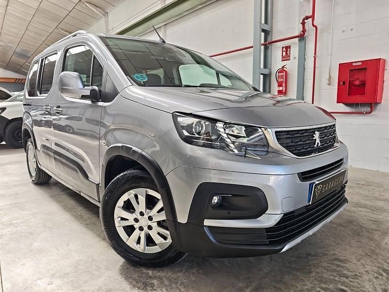 Usado Peugeot Rifter Active 100 CV (73 kW) 2021 Gris / plata Monovolumen