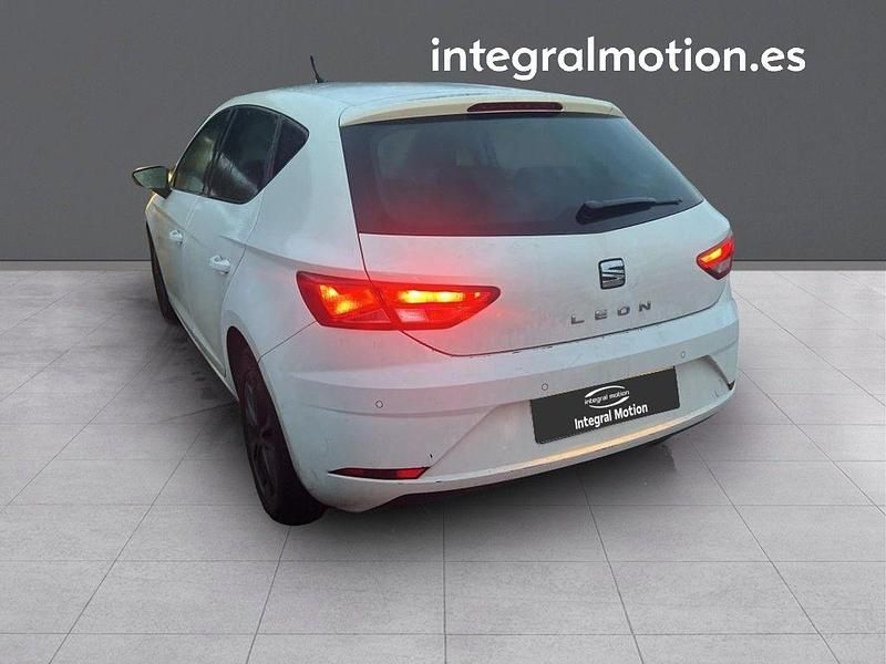 Usado Seat Leon Style 130 CV (95 kW) 2020 Blanco Berlina