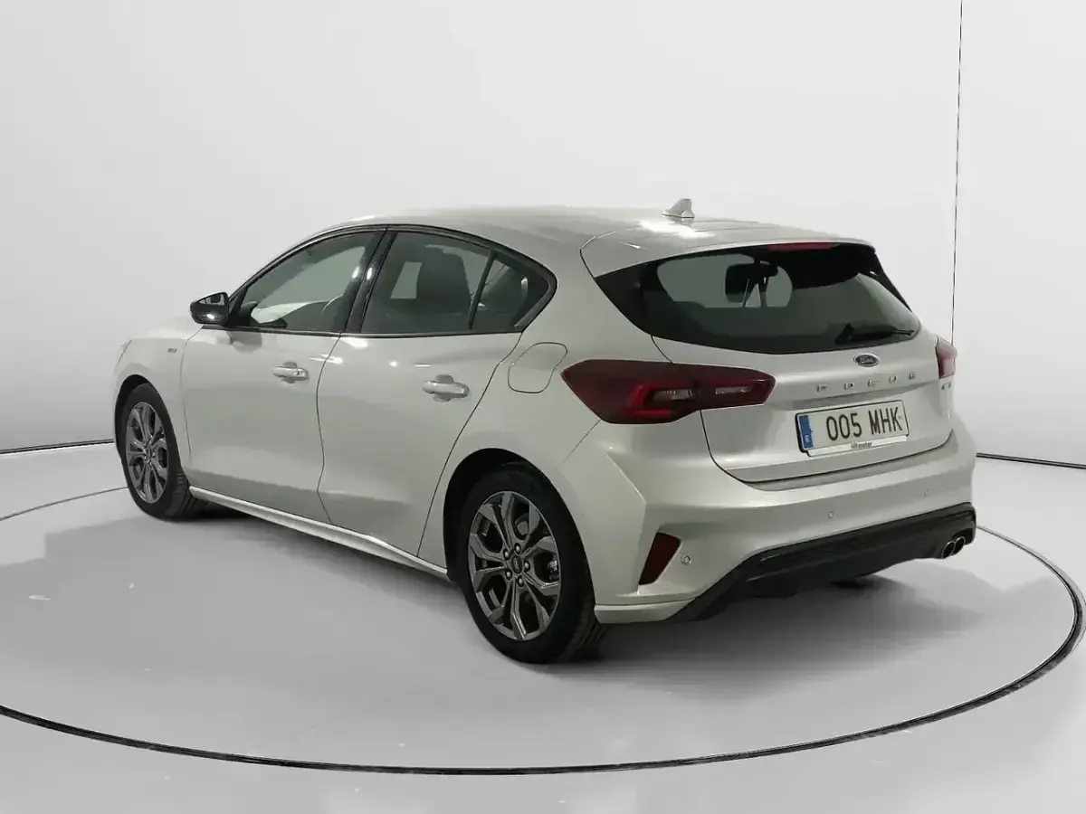 Używany Ford Focus ST-Line 125 KM (91 kW) 2023 Szary Sedan/Limuzyna