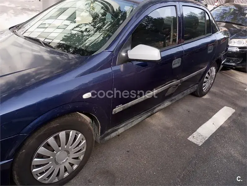 Usado Opel Astra Comfort 82 CV (60 kW) 2001 Azul Berlina