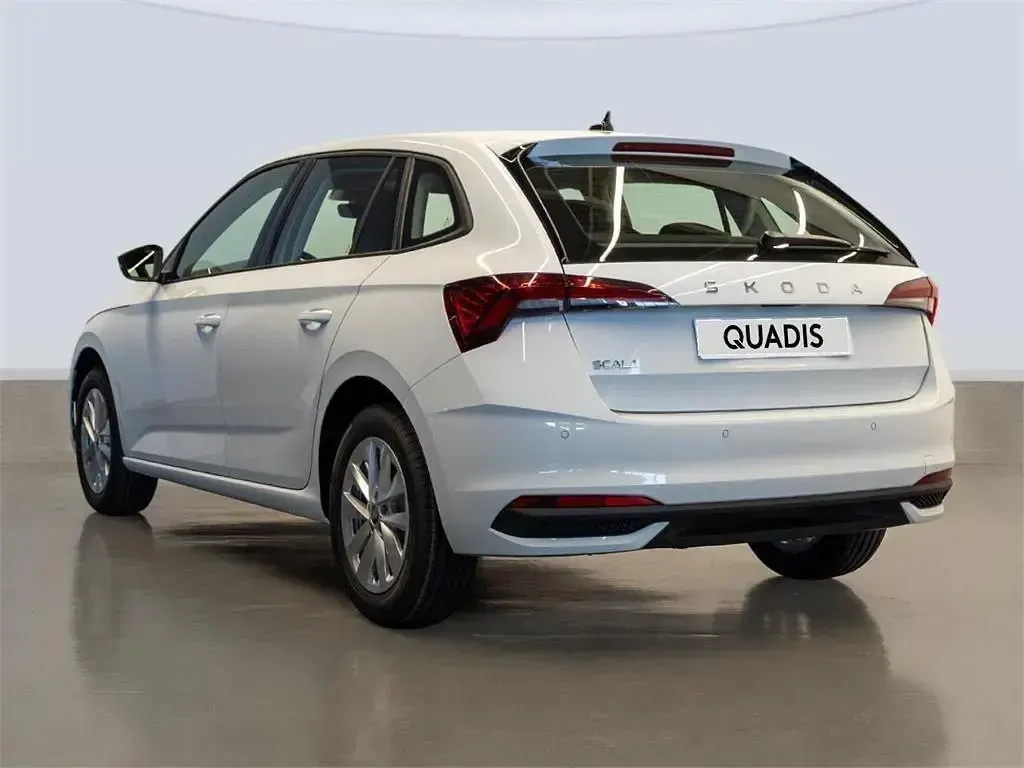 Nuevo Skoda Scala 116 CV (85 kW) 2025 Blanco luna Utilitario