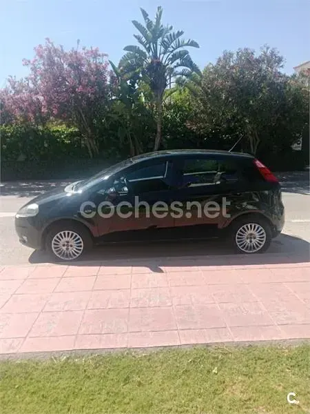 Usado Fiat Punto Pop 75 CV (55 kW) 2011 Negro Utilitario
