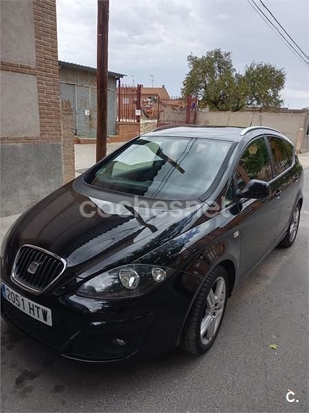Usado Seat Altea XL Reference 105 CV (77 kW) 2013 Negro Monovolumen